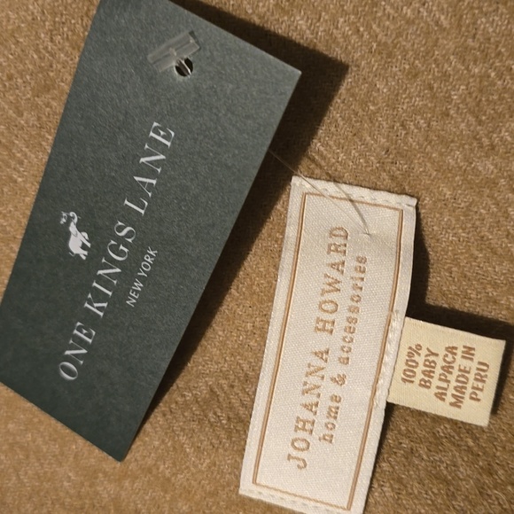 JOHANNA HOWARD Dip-Dye Throw, Camel, 100% Baby Alpaca, Retail Price $450.00US - Picture 4 of 11